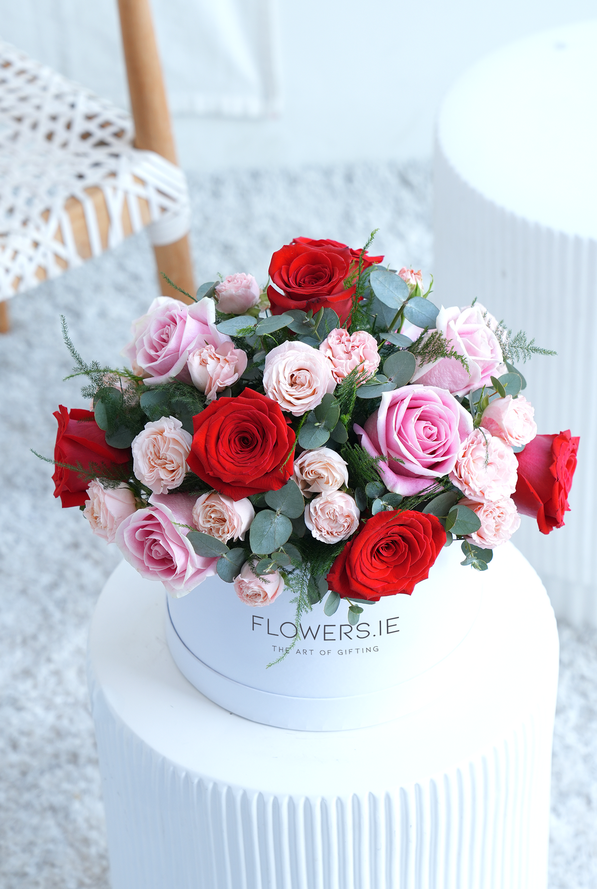 Valentine 12 Luxury Red and Pink Roses - Hatbox