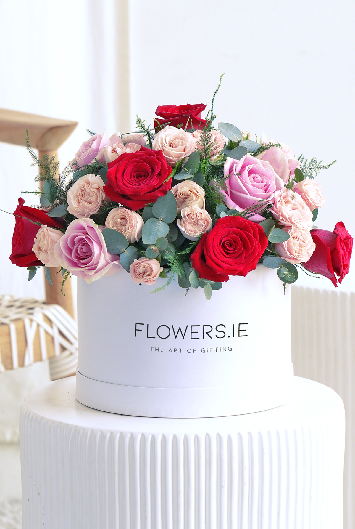 Valentine 12 Luxury Red and Pink Roses - Hatbox