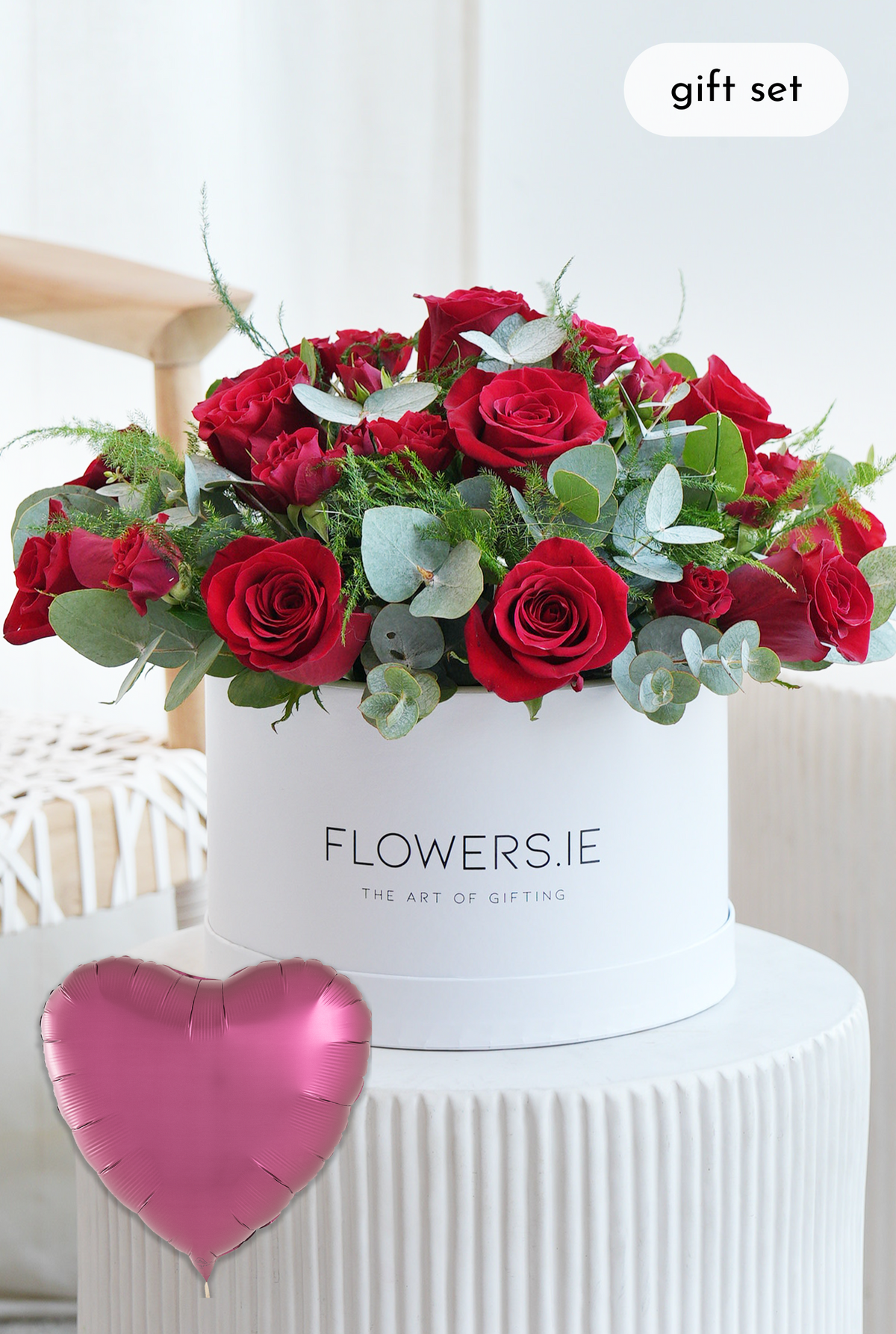 Women&#39;s Day 12 Luxury Red Roses - Hatbox