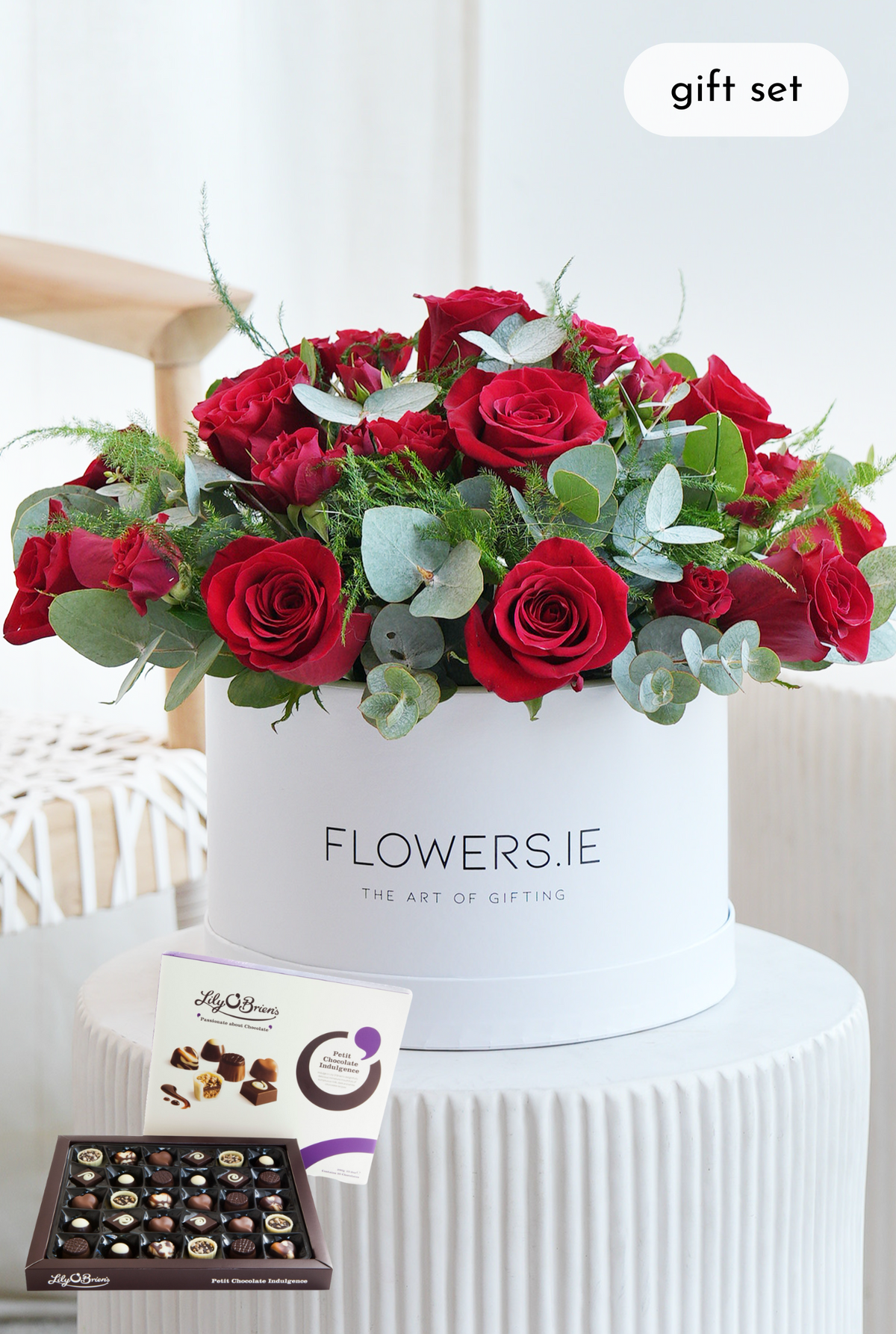 Women&#39;s Day 12 Luxury Red Roses - Hatbox