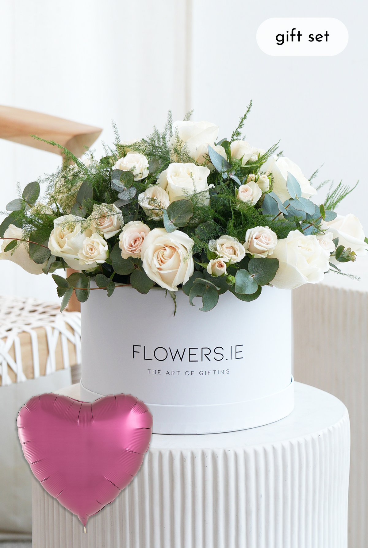 Women&#39;s Day 12 Elegant White Roses - Hatbox