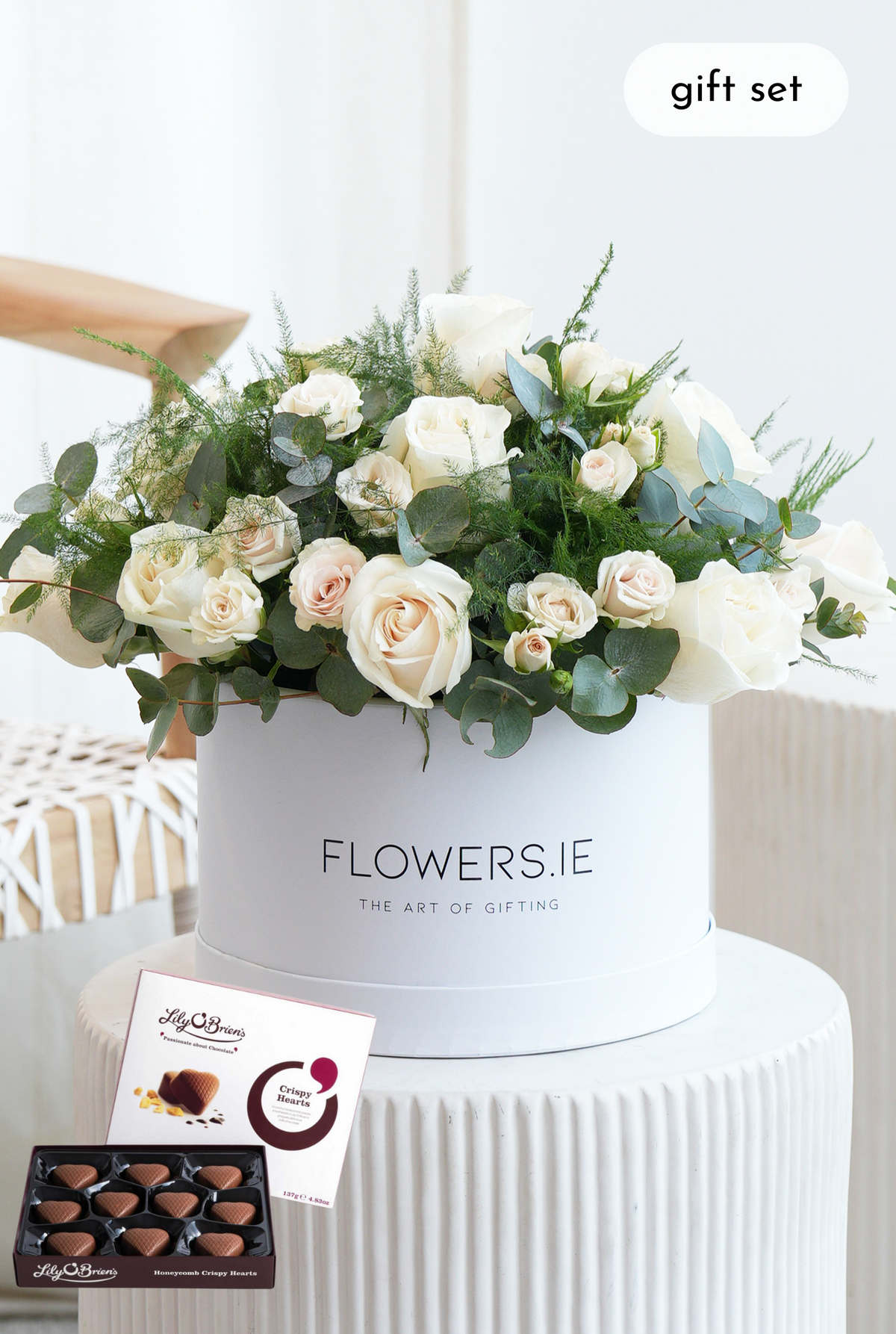 Women&#39;s Day 12 Elegant White Roses - Hatbox