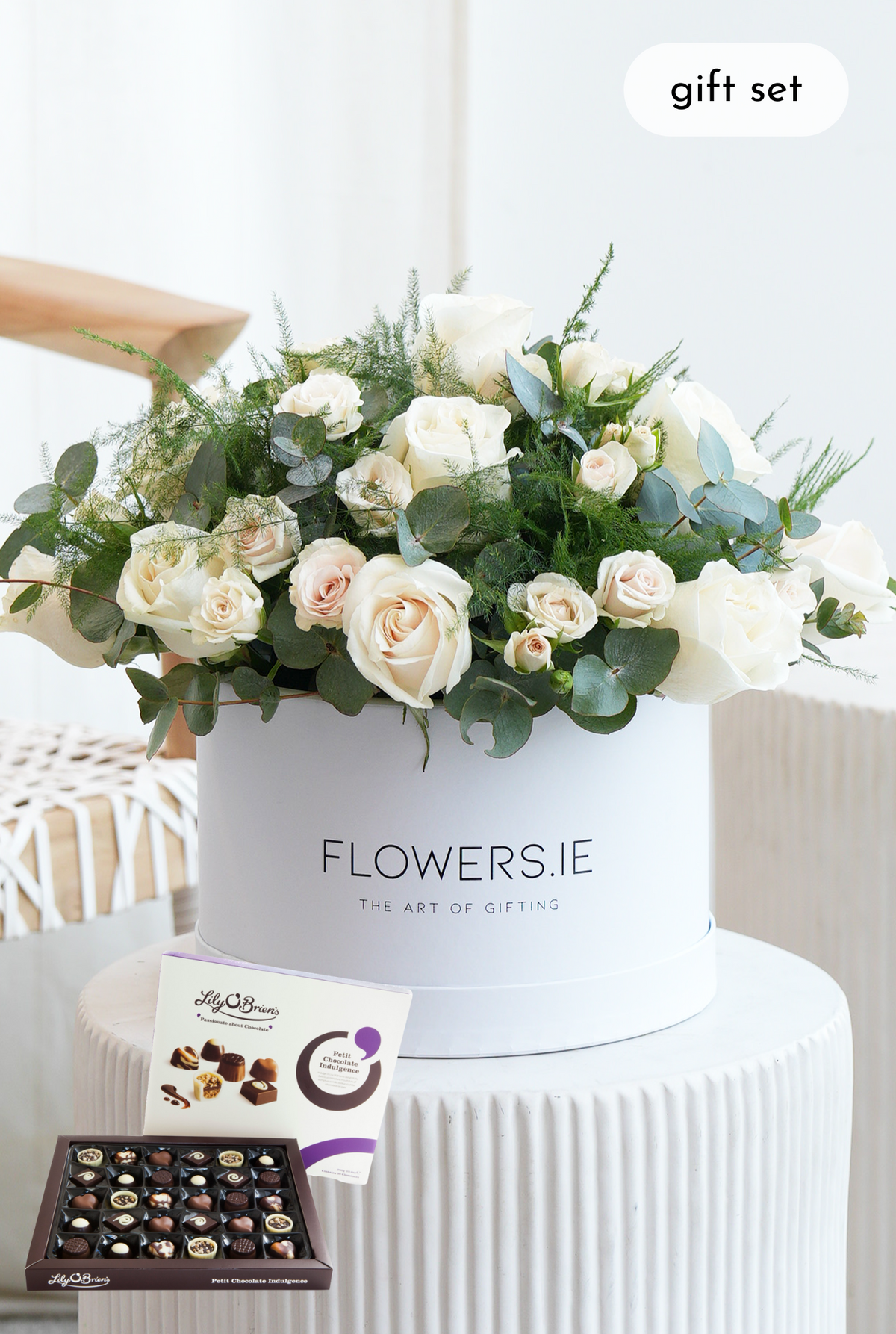 Women&#39;s Day 12 Elegant White Roses - Hatbox