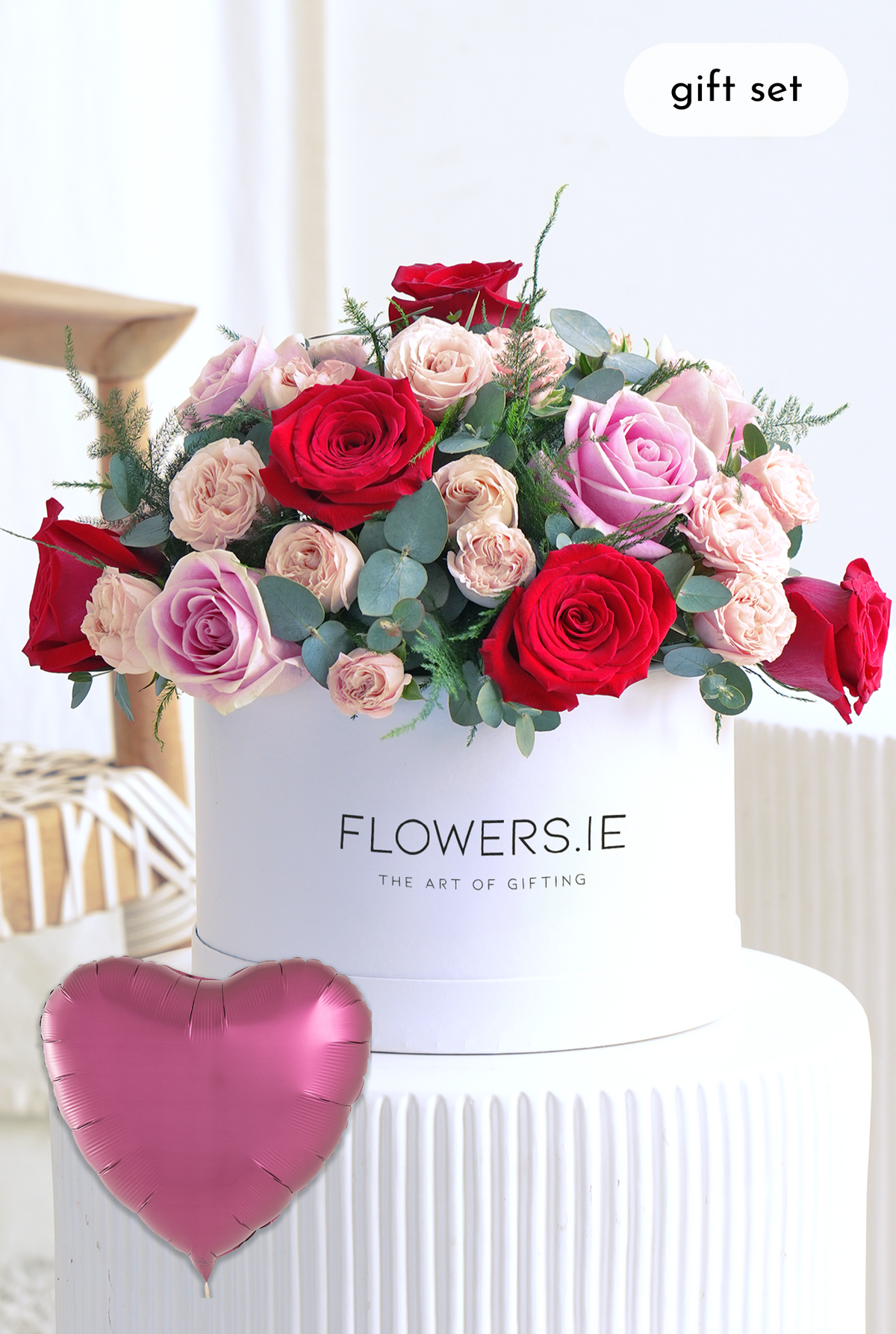 Women&#39;s Day 12 Luxury Red and Pink Roses - Hatbox