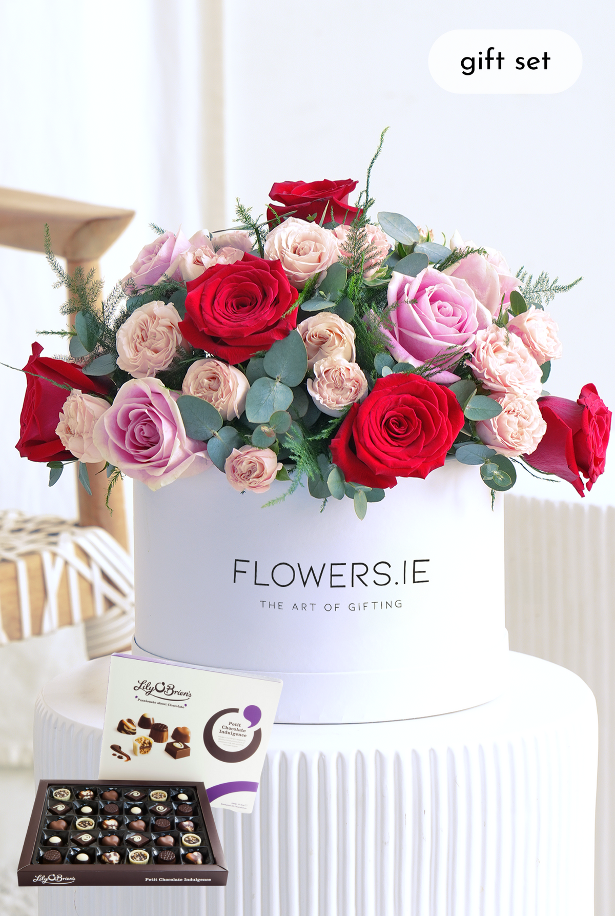 Women&#39;s Day 12 Luxury Red and Pink Roses - Hatbox