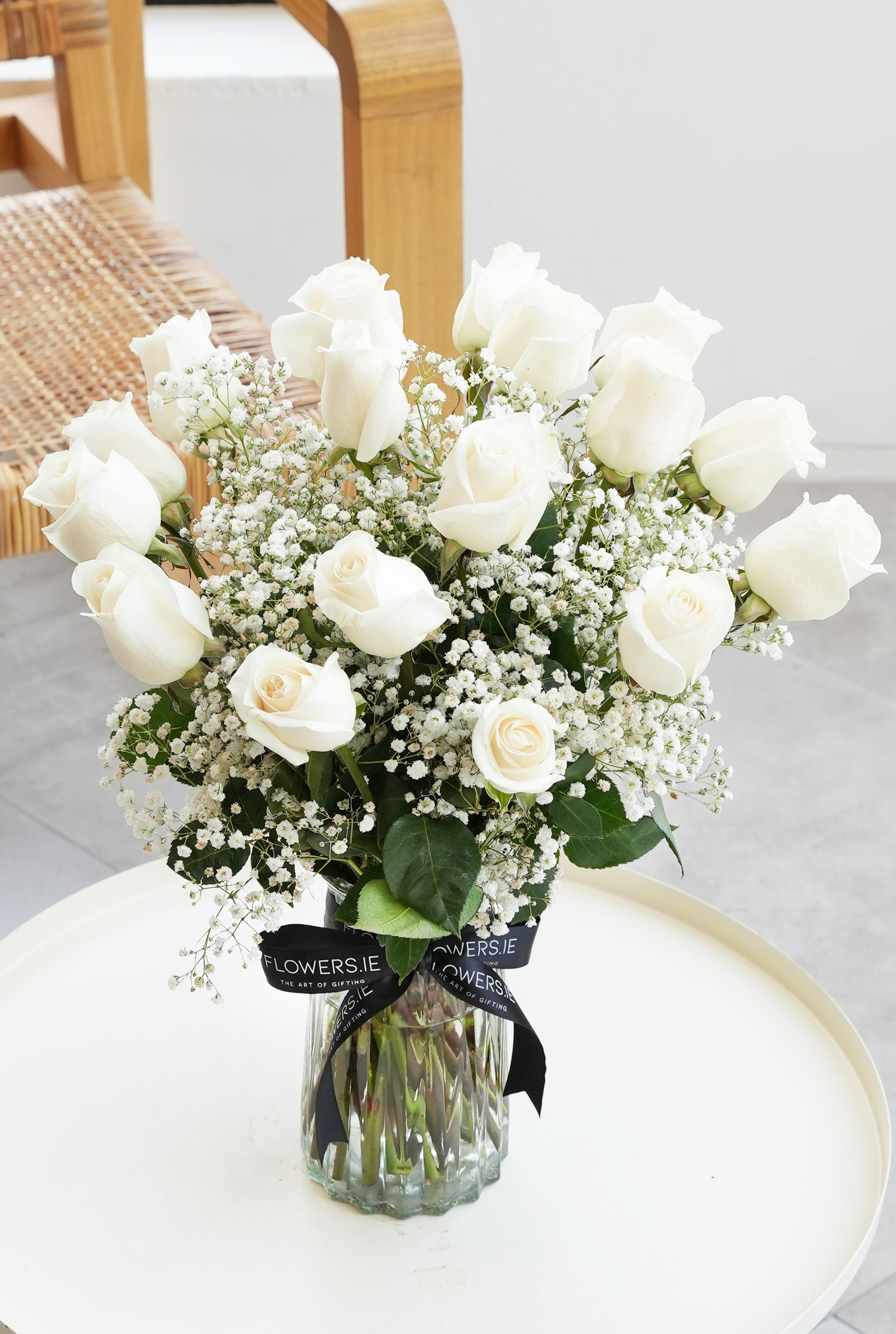 Vast Roses 18 Long Stem White Roses - Vase– Flowers.ie