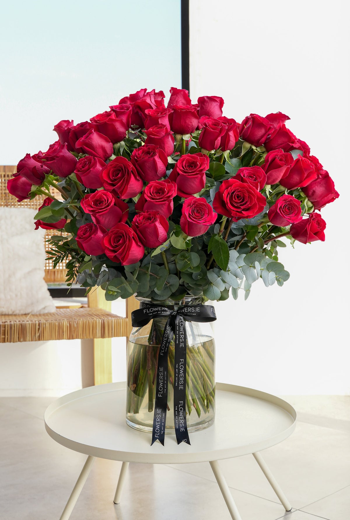 Vast Roses 100 Long Stem Red Roses - Vase – Flowers.ie